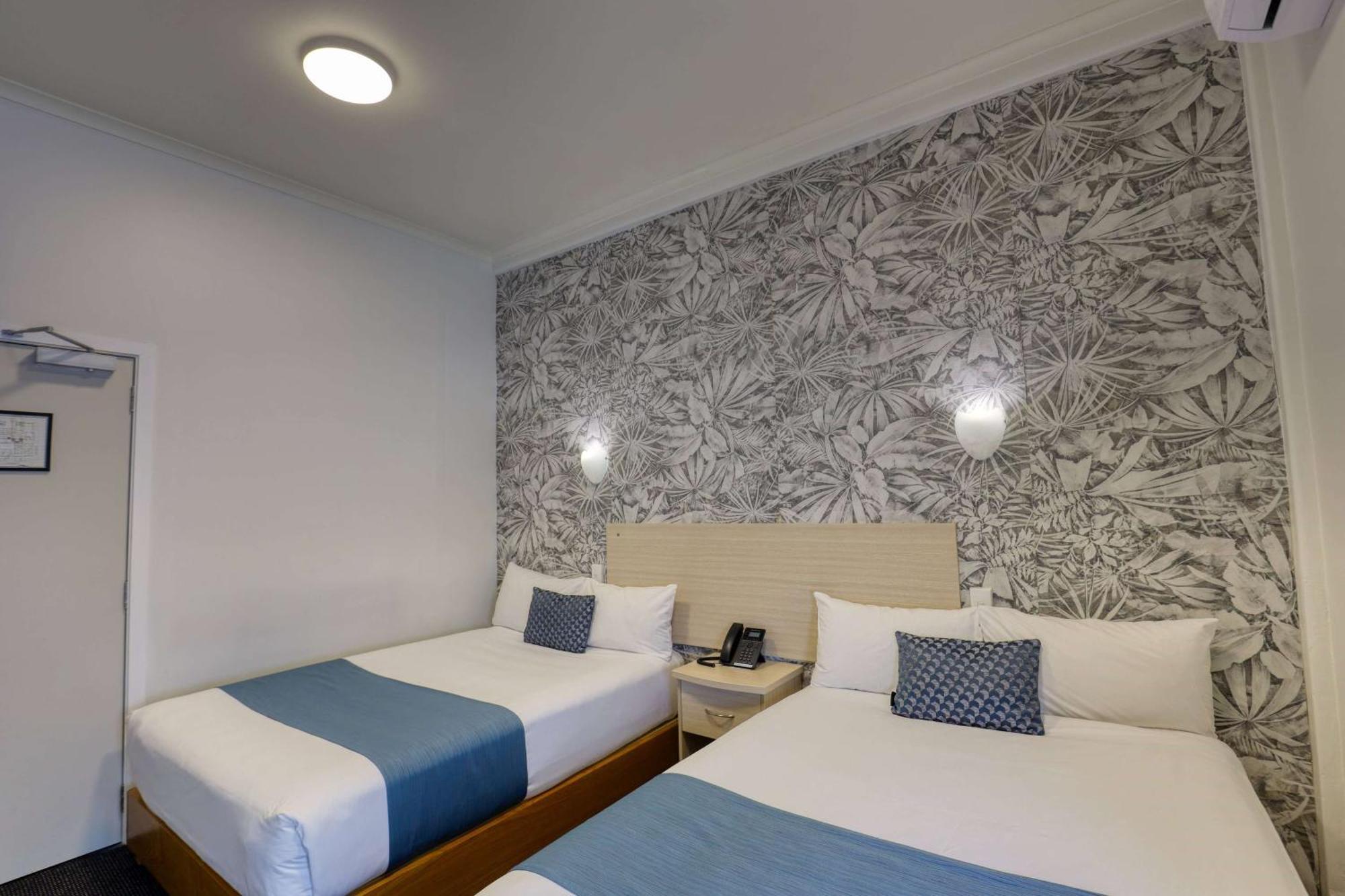 Ramada By Wyndham, Hamilton City Center Экстерьер фото