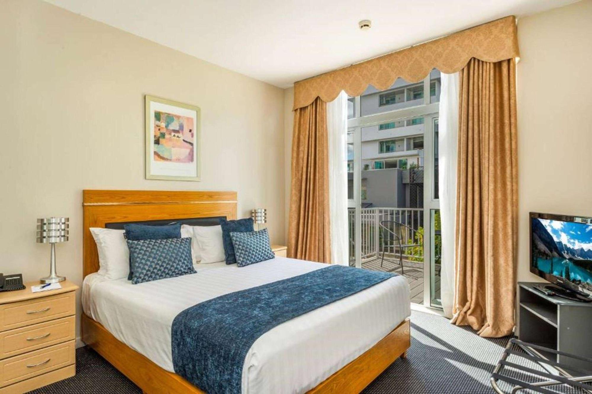 Ramada By Wyndham, Hamilton City Center Экстерьер фото