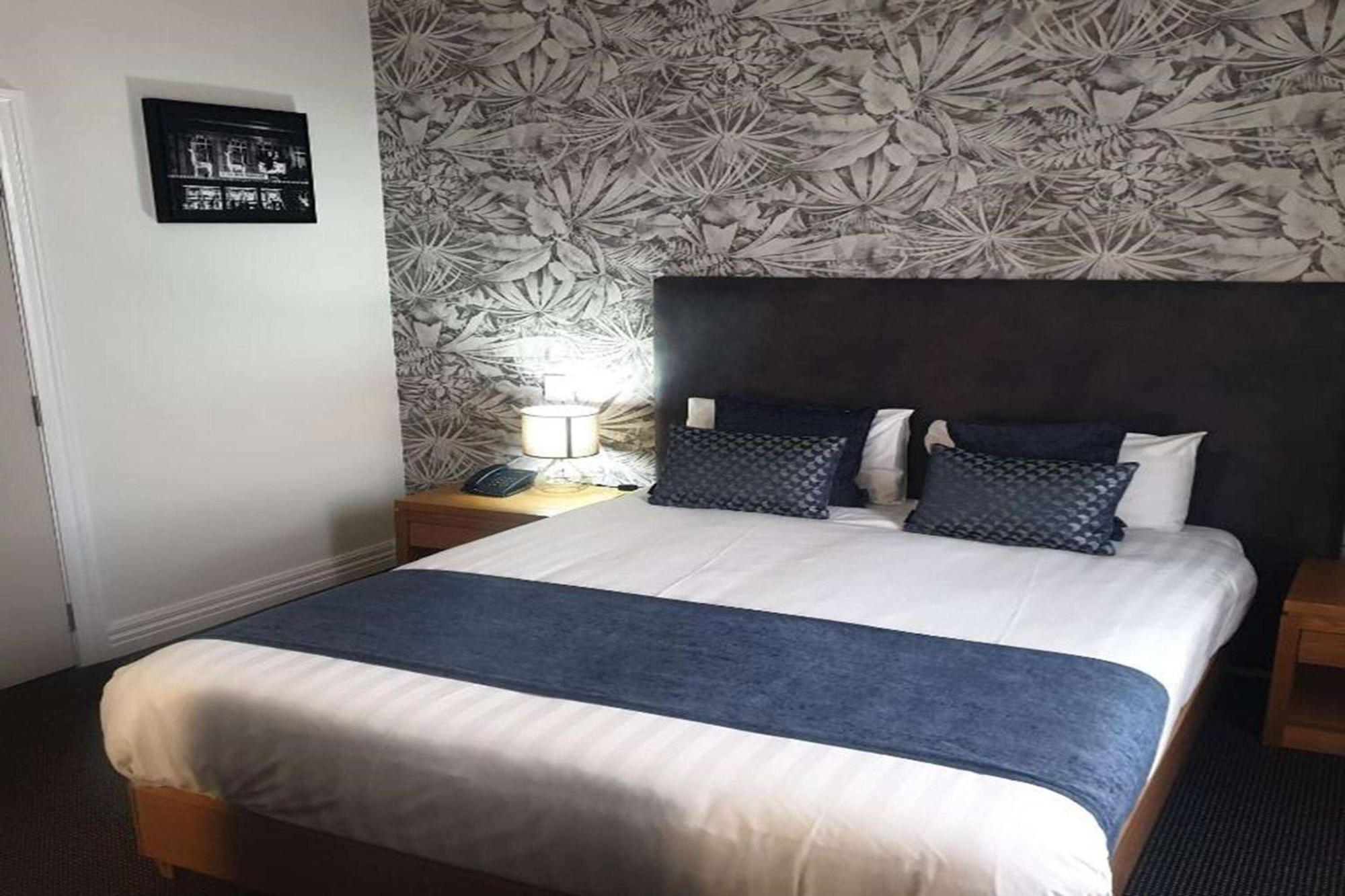 Ramada By Wyndham, Hamilton City Center Экстерьер фото