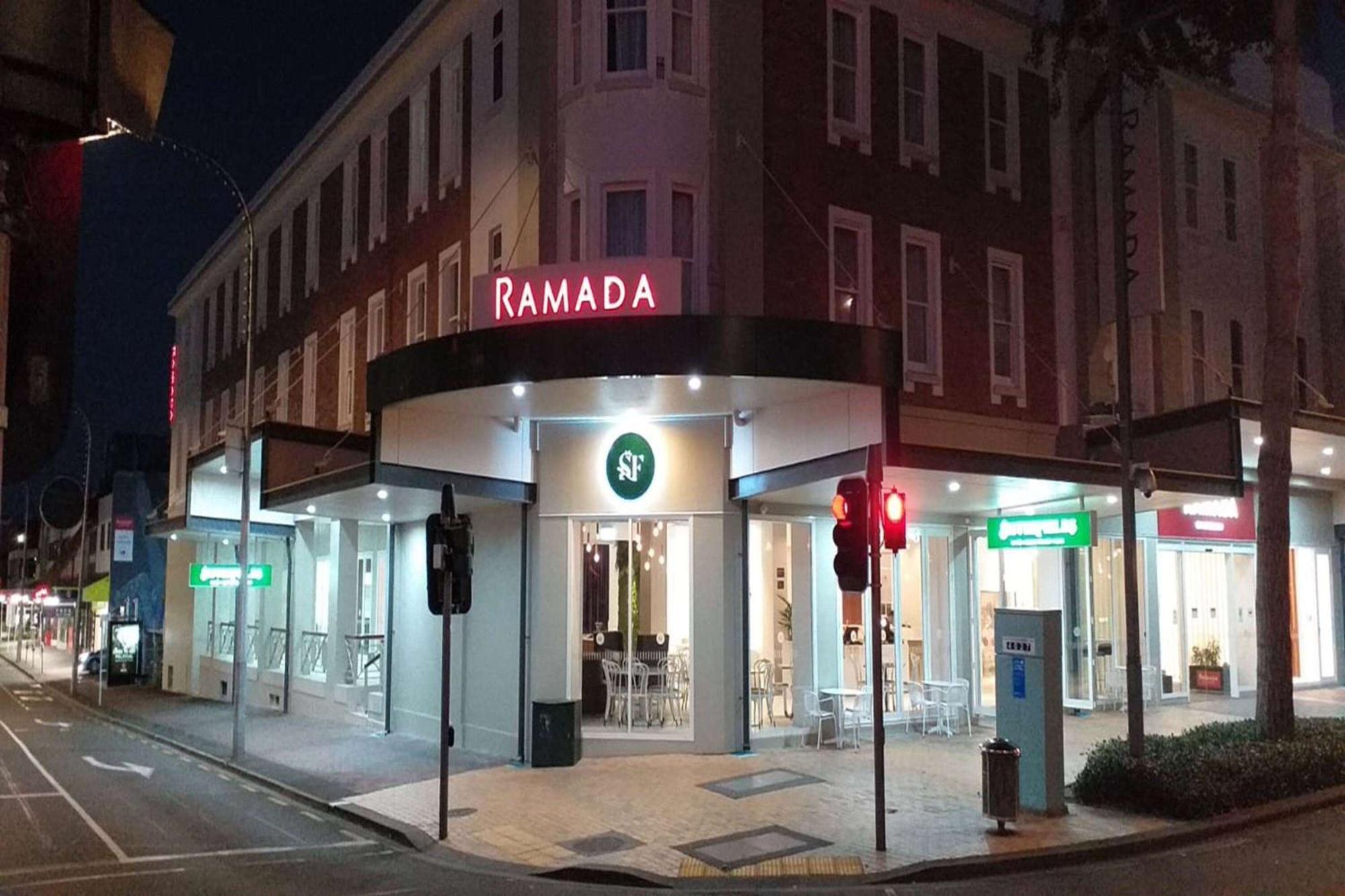 Ramada By Wyndham, Hamilton City Center Экстерьер фото