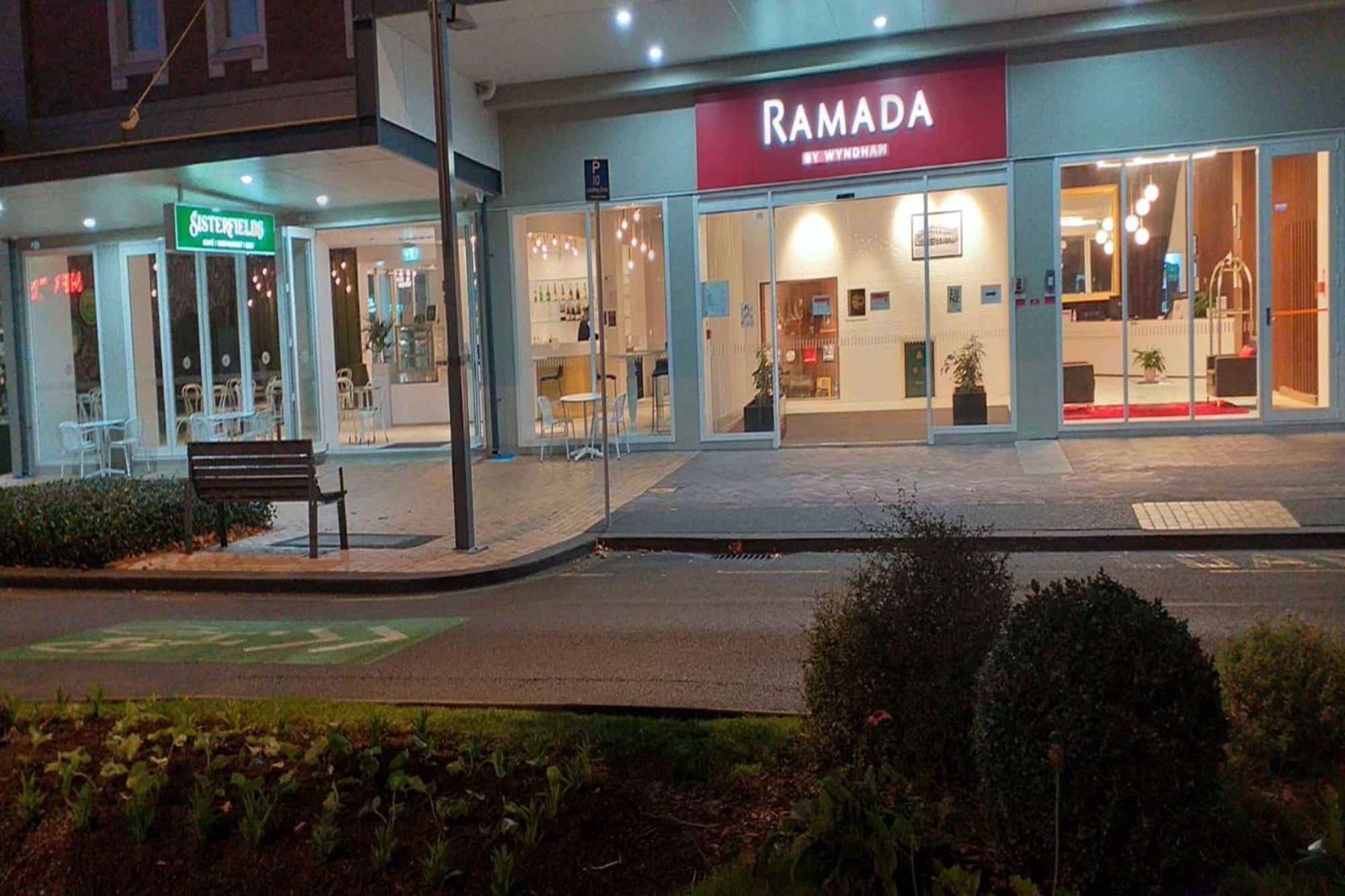 Ramada By Wyndham, Hamilton City Center Экстерьер фото